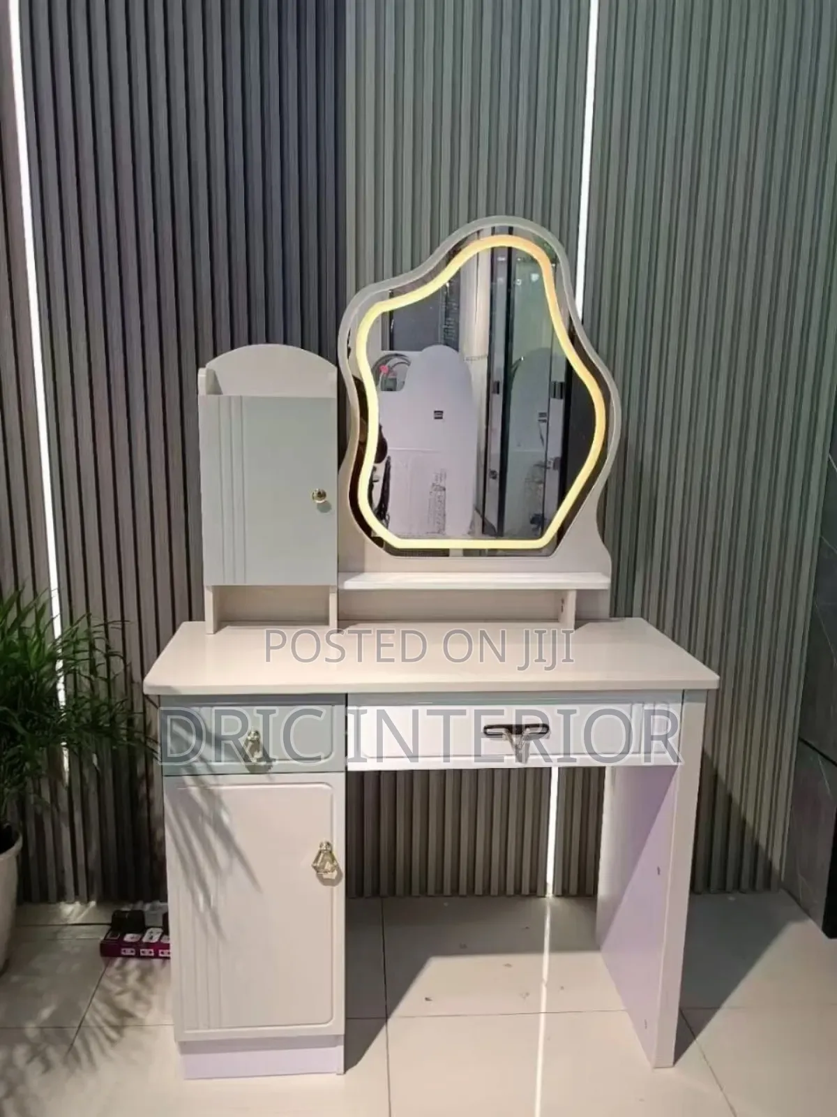 Modern Dressing Makeup Table Table With Led Mirror