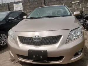 Toyota Corolla LE 4dr Sedan (1.8L 4cyl 4A) 2010 Gold