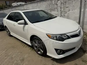 Toyota Camry SE V6 4dr Sedan (3.5L 6cyl 6A) 2012 Off white