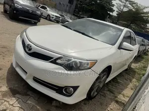 Toyota Camry SE V6 4dr Sedan (3.5L 6cyl 6A) 2012 Off white