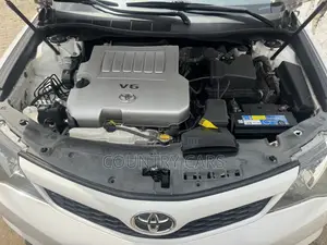 Toyota Camry SE V6 4dr Sedan (3.5L 6cyl 6A) 2012 Off white