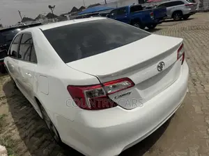 Toyota Camry SE V6 4dr Sedan (3.5L 6cyl 6A) 2012 Off white