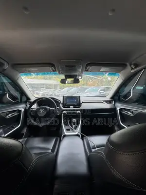 Toyota RAV4 XLE FWD 2020 White