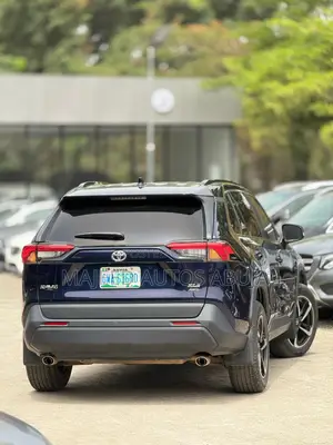 Toyota RAV4 XLE FWD 2020 White