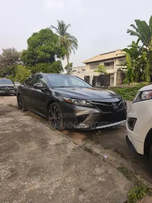 Toyota Camry SE (2.5L 4cyl 8A) 2019 Gray