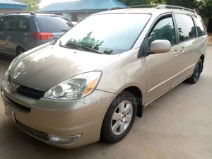 Toyota Sienna 2004 Gold