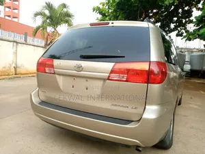 Toyota Sienna 2004 Gold