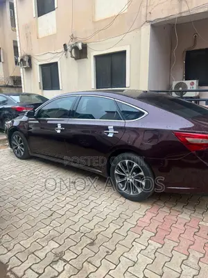 Toyota Avalon XLE Premium Sedan FWD (3.5L 6cyl 6A) 2017 Red