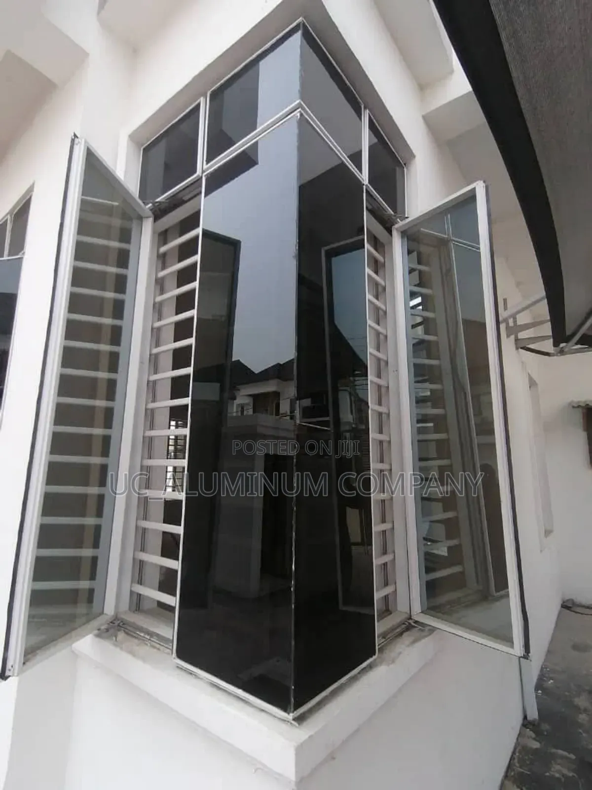 Frameless Angle Window