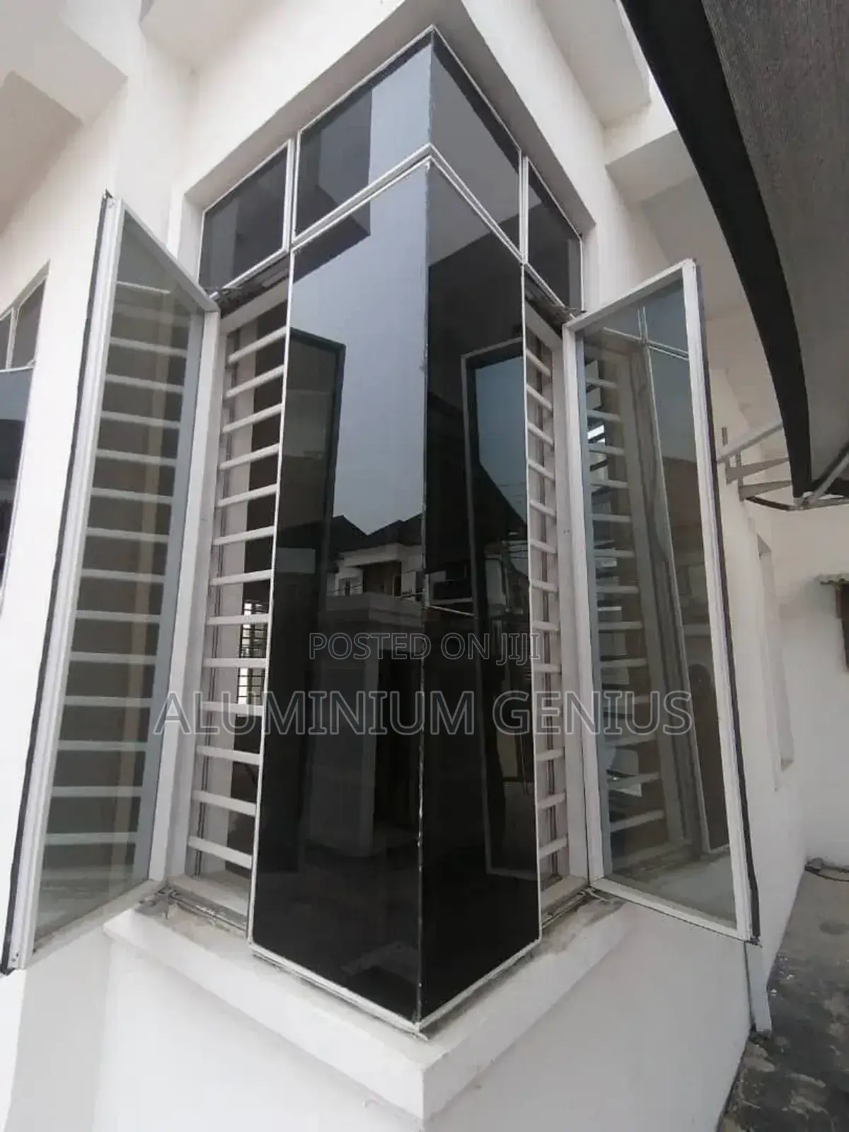 Frameless Angle Window