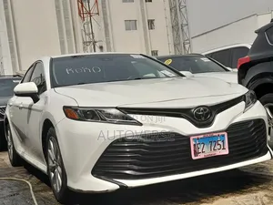 Toyota Camry LE 4dr Sedan (2.5L 4cyl 6A) 2017 White
