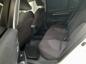 Toyota Camry LE 4dr Sedan (2.5L 4cyl 6A) 2017 White