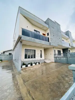 3bdrm Duplex in Carlton Gate Estate, for sale