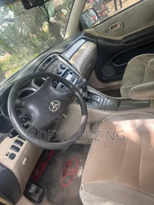 Toyota Highlander Base AWD 2003