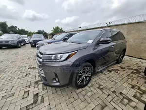 Toyota Highlander XLE 4x4 V6 (3.5L 6cyl 8A) 2017 Gray