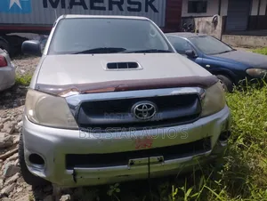 Toyota Hilux 2.5 D-4D 4X4 SRX 2012 Silver