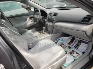 Toyota Camry LE 4dr Sedan (2.5L 4cyl 6A) 2011 Gray