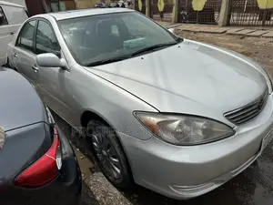 Toyota Camry LE 4dr Sedan (2.4L 4cyl 5M) 2004 Silver
