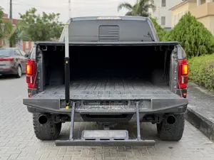 Ford F-150 Raptor 4x4 SuperCrew Cab Styleside 5.5 ft. box 145 in. WB