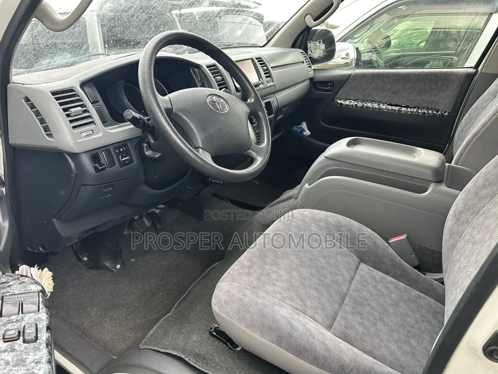 Toyota HiAce 2010 White