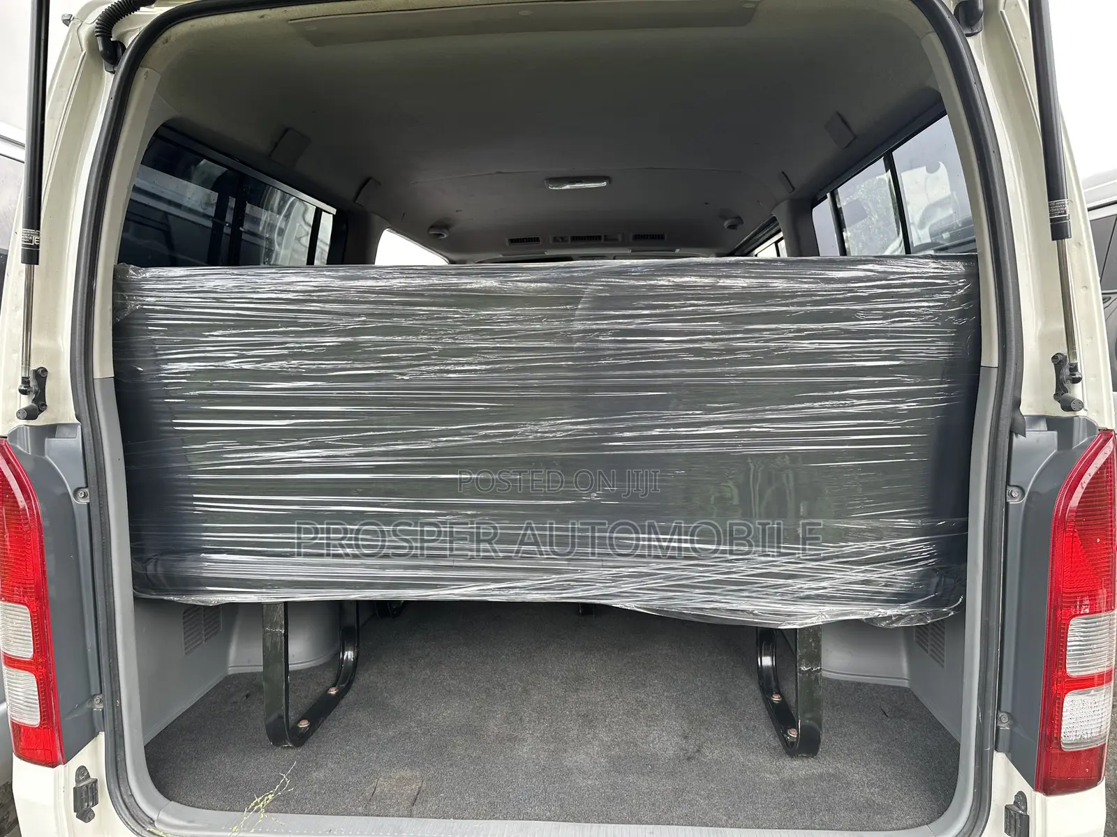 Toyota HiAce 2010 White