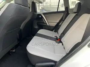 Toyota RAV4 XLE 4dr SUV AWD (2.5L 4cyl 6A) 2018 White