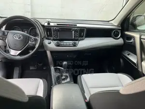 Toyota RAV4 XLE 4dr SUV AWD (2.5L 4cyl 6A) 2018 White
