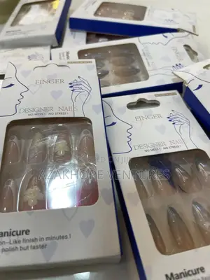 Finger Designer Nails / Press-on Manicure.