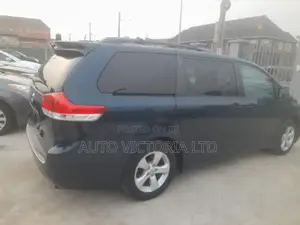Toyota Sienna 2011 Blue