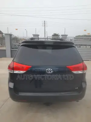 Toyota Sienna 2011 Blue