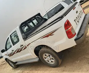 Toyota Hilux SR 4x4 2013 White