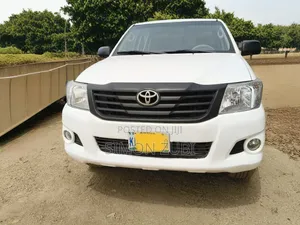 Toyota Hilux SR 4x4 2013 White