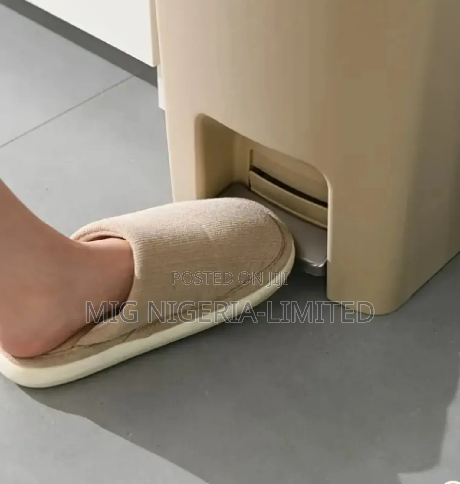 High Quality Pedal Plastic Dustbin Soft Close 36l