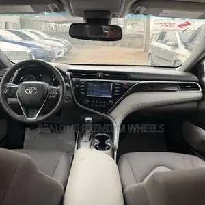 Toyota Camry 2018 Silver