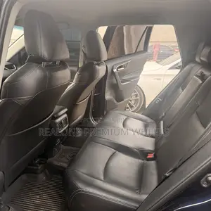 Toyota RAV4 XLE Premium 2021 Blue