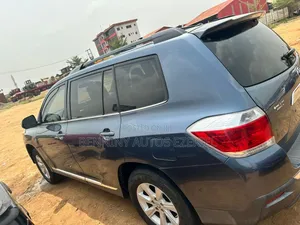 Toyota Highlander SE 2012 Gray