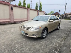 Toyota Camry LE 4dr Sedan (2.5L 4cyl 6AM) 2010 Gold