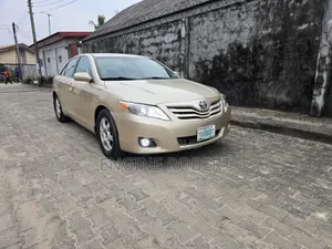 Toyota Camry LE 4dr Sedan (2.5L 4cyl 6AM) 2010 Gold