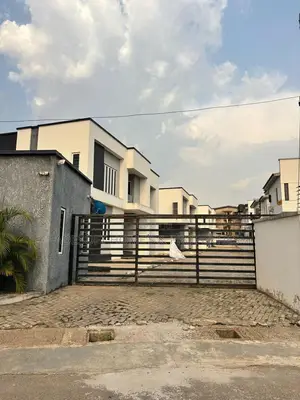 4bdrm Duplex in Carlton Gate Estate, for sale