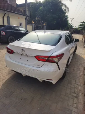 Toyota Camry SE (2.5L 4cyl 8A) 2019 White