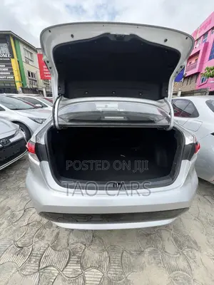 Toyota Corolla XLE 2022 Silver