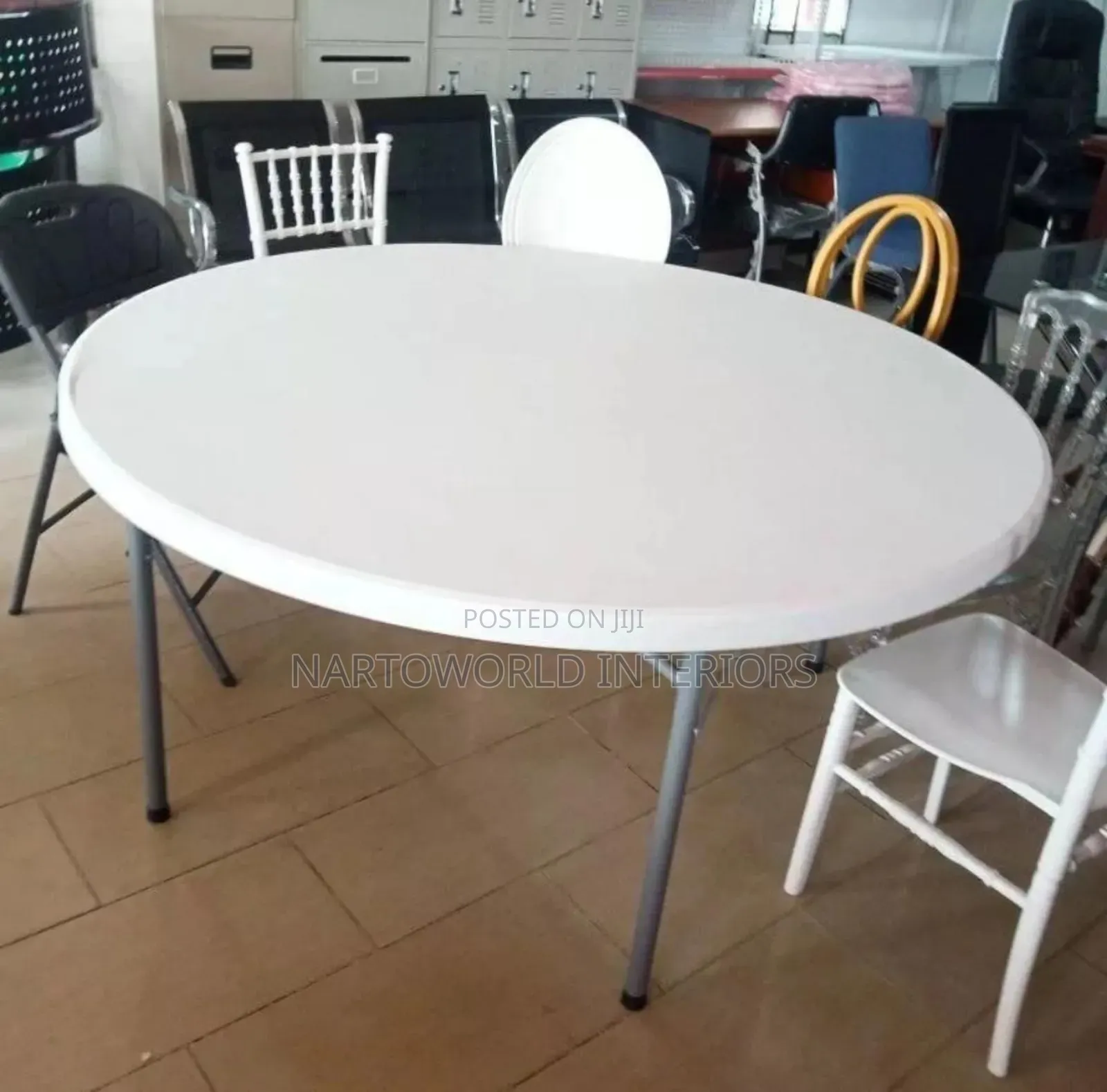 Round Table And Chiavari Chairs