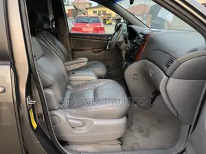 Toyota Sienna XLE FWD (3.3L V6 5A) 2004 Gray