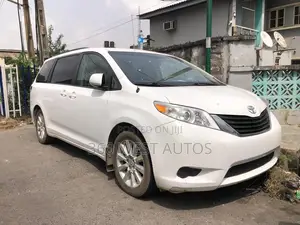 Toyota Sienna LE 7-Passenger Mobility 4dr Minivan (3.5L 6cyl 6A) 2014