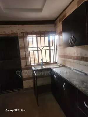 3bdrm Block of Flats in Behind Beeshop, Akala Express for rent