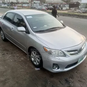 Toyota Corolla LE 4dr Sedan (1.8L 4cyl 4A) 2013 Silver