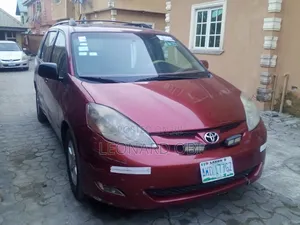 Toyota Sienna 2009 Red