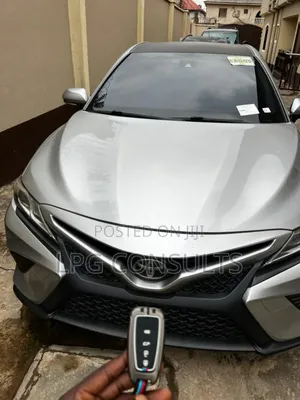 Toyota Camry SE FWD (2.5L 4cyl 8AM) 2018 Silver