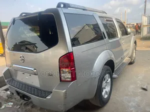 Nissan Pathfinder 2006 Silver