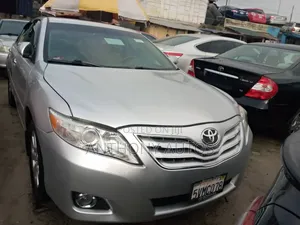 Toyota Camry XLE V6 4dr Sedan (3.5L 6cyl 6AM) 2009 Silver